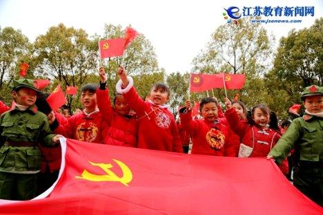 腊月十五，济南大明湖畔圆月映照佳节氛围